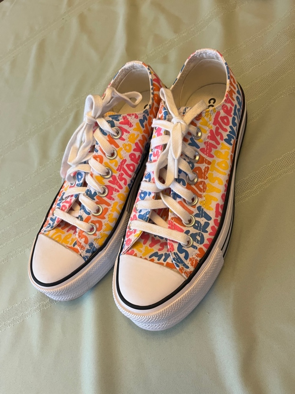 Multicolor Graphic Low-Top Sneakers for Women size 7